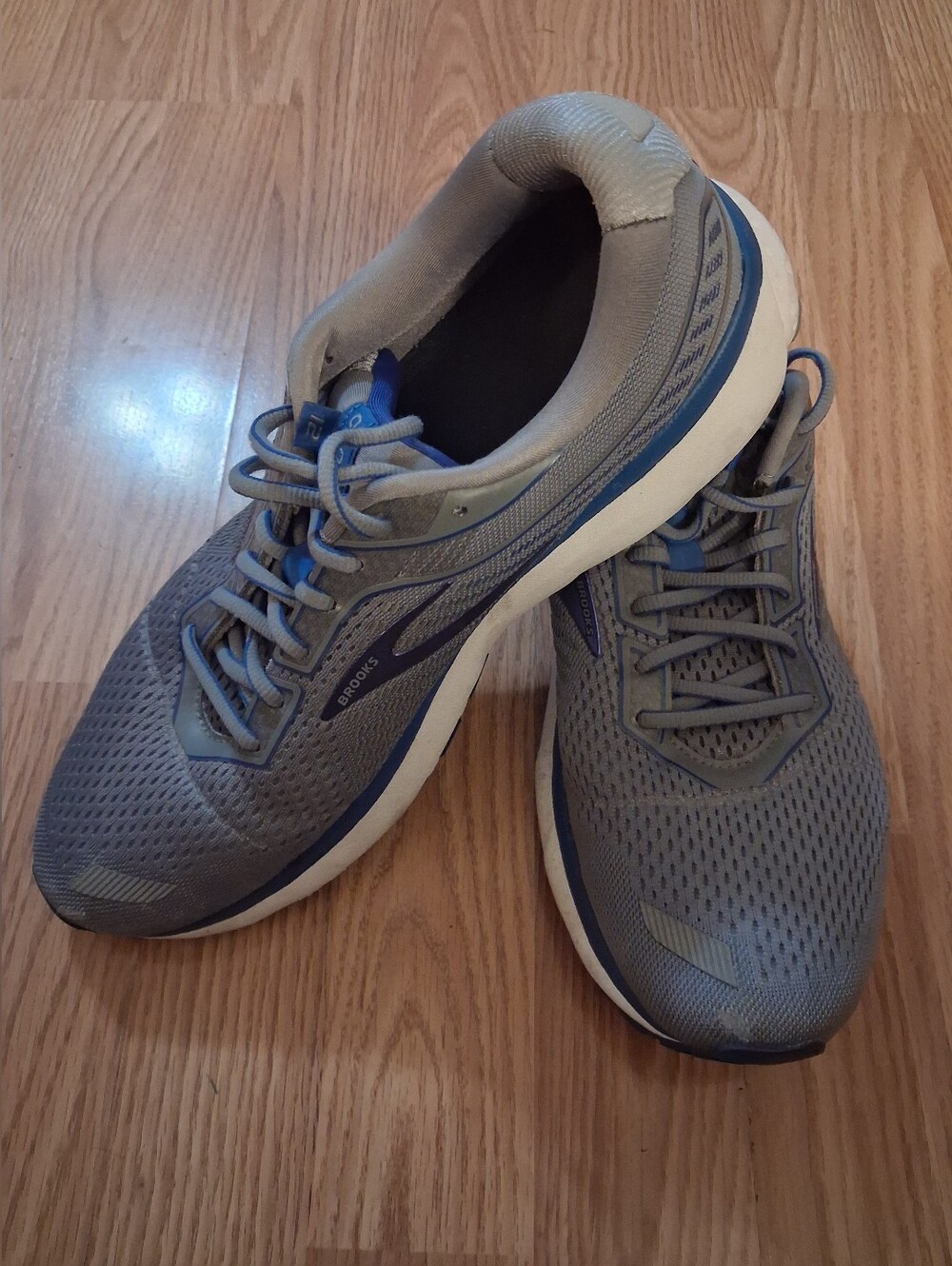 BROOKS GHOST 12 Athletic Shoes. Mens. Size 11.5 Gray & Blue